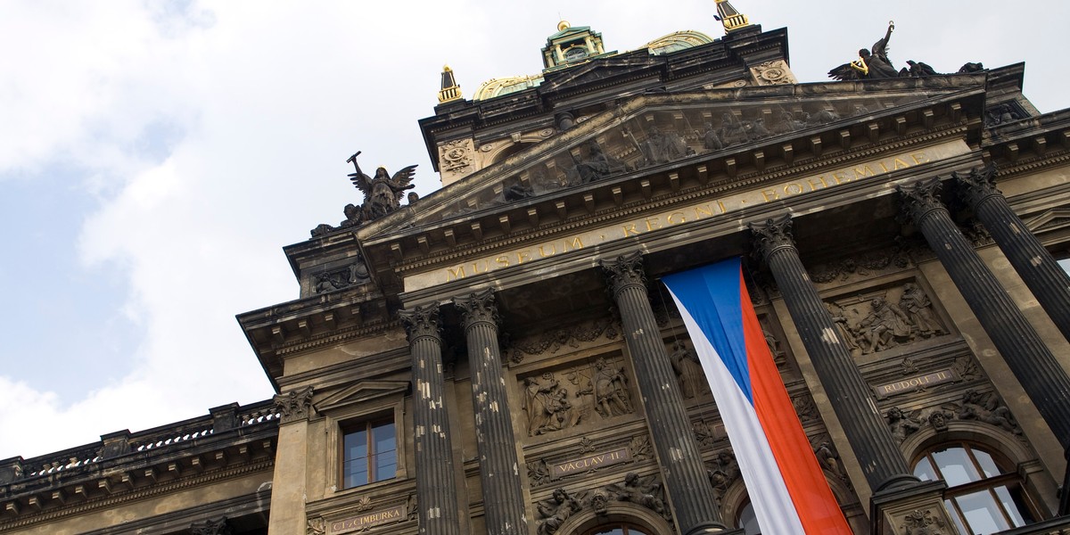 Utrzymująca się, choć umiarkowana presja inflacyjna ogranicza możliwości czeskiego banku centralnego w zakresie dalszego obniżania kosztów kredytów. Chociaż cykl łagodzenia polityki pieniężnej zbliża się do końca, analitycy sugerują, że w najbliższej przyszłości może nastąpić kolejna obniżka stóp procentowych. Czeski Bank Narodowy (CNB) utrzymuje obecny poziom stóp procentowych. Ostatnia obniżka miała miejsce w maju.