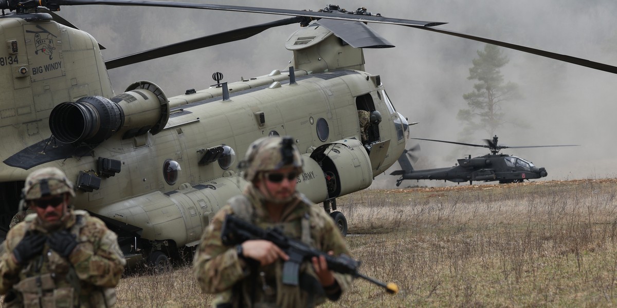 Śmigłowiec transportowy Boeing CH-47 Chinook z 12. Brygady Lotnictwa Bojowego Armii Stanów Zjednoczonych podczas ćwiczeń Allied Spirit, 12 marca 2025 r.