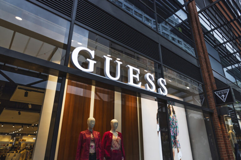 Grupa Authentic Brands przejmuje Guess za 1,4 miliarda dolarów - INFBusiness