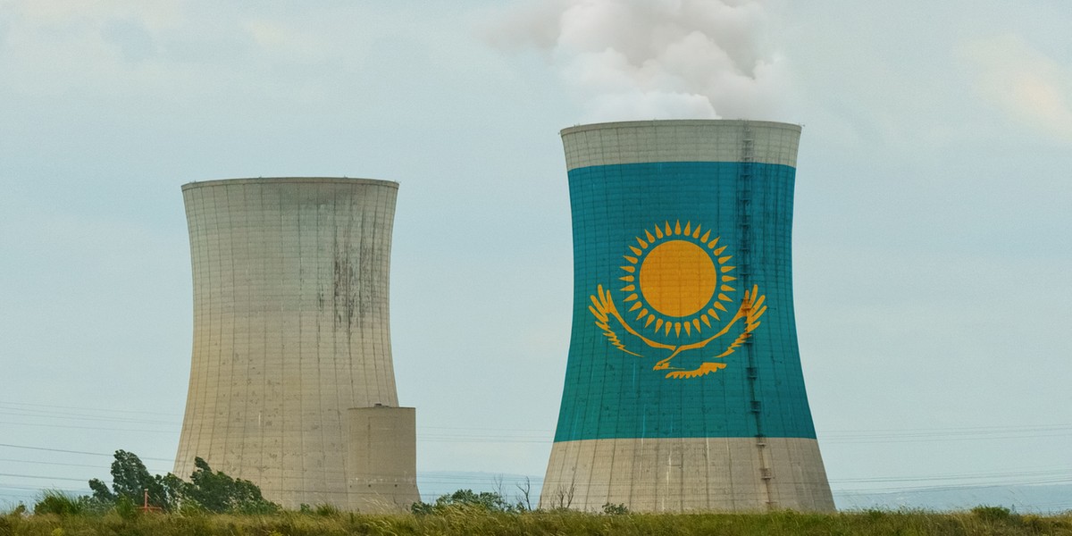 China National Nuclear Corporation (CNNC) podpisała kontrakt na budowę drugiej i trzeciej elektrowni jądrowej w Kazachstanie, jak poinformował wicepremier Roman Sklyar, którego treść podał Kursiv Media. Chociaż konkretne dane finansowe pozostają nieujawnione, prognozy sugerują, że jeśli ceny będą zbliżone do cen inauguracyjnego projektu jądrowego w Kazachstanie, koszty na gigawat mocy mogą wynieść mniej niż 50% wydatków na pierwszą elektrownię jądrową w Polsce, będącą w budowie. Kazachstan, podobnie jak Polska, realizuje politykę budowy pierwszych elektrowni jądrowych. Koszt gigawata będzie o połowę niższy niż w Polsce.