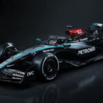 Nowoczesny samochód wyścigowy Mercedes-AMG Petronas o aerodynamicznym, czarno-srebrnym designie, będący efektem współpracy Formuły 1 z firmą Adidas, mającej na celu ulepszenie estetyki toru i wprowadzenie innowacji technologicznych.