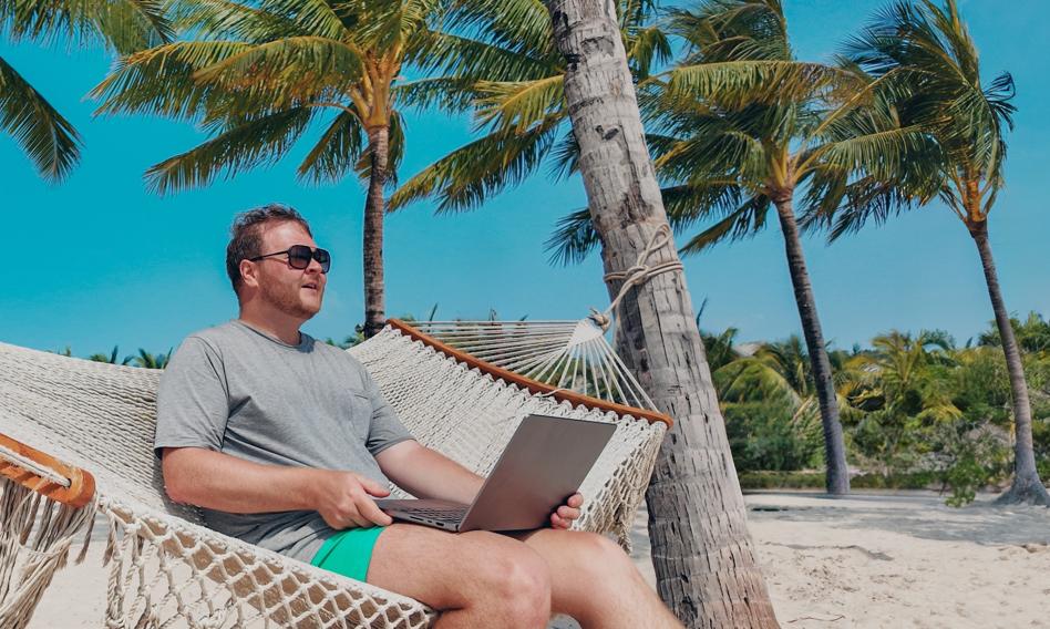 Laptop w plecaku, faktury na plaży. Tak właśnie „relaksują się” właściciele małych firm.