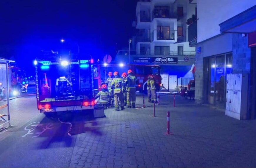 W Ząbkach wybuchł pożar garażu. Gęste zadymienie spowodowało ewakuację budynku.