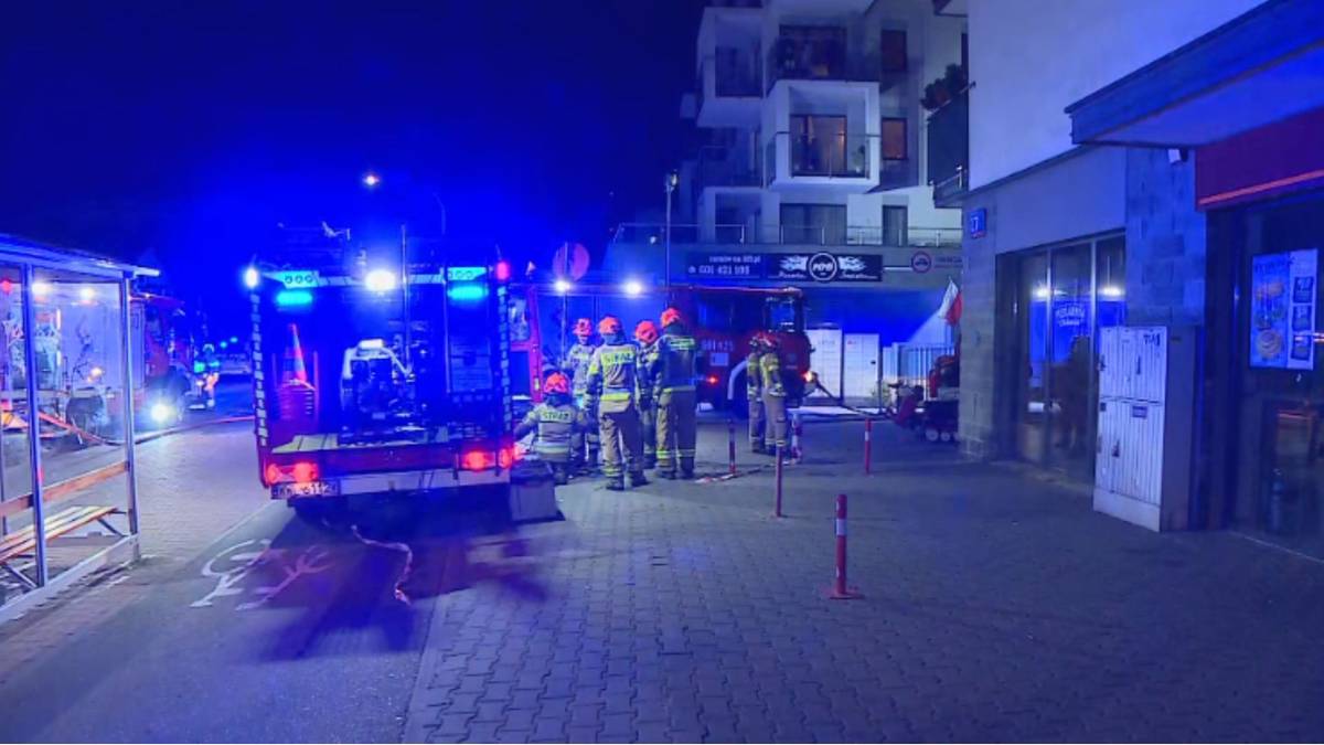 W Ząbkach wybuchł pożar garażu. Gęste zadymienie spowodowało ewakuację budynku.