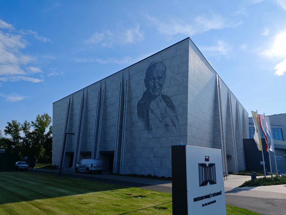 Trwają prace budowlane nad fasadą muzeum