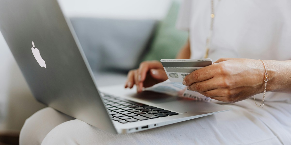 Klienci kupujący online są coraz mniej tolerancyjni na opóźnienia, wynika z najnowszego raportu Adyen. Dane wskazują, że 39% klientów anuluje zamówienie, jeśli proces płatności jest powolny. Konsumenci w sklepach internetowych stają się coraz bardziej niecierpliwi
