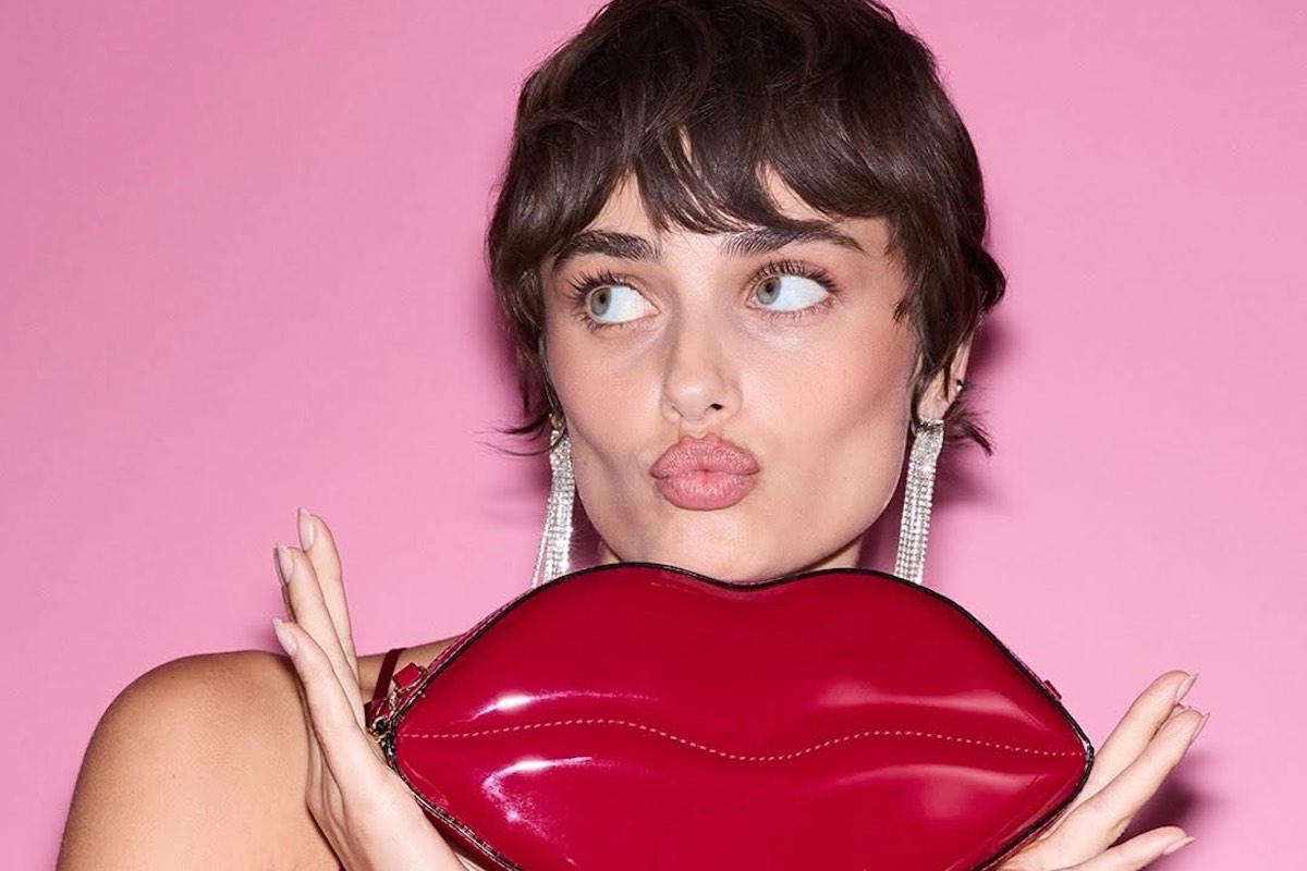 Victoria's Secret Wrocław. Nowy sklep kultowej marki. Adres, data otwarcia. Na zdjęciu: modelka VS z torebką w kształcie ust.