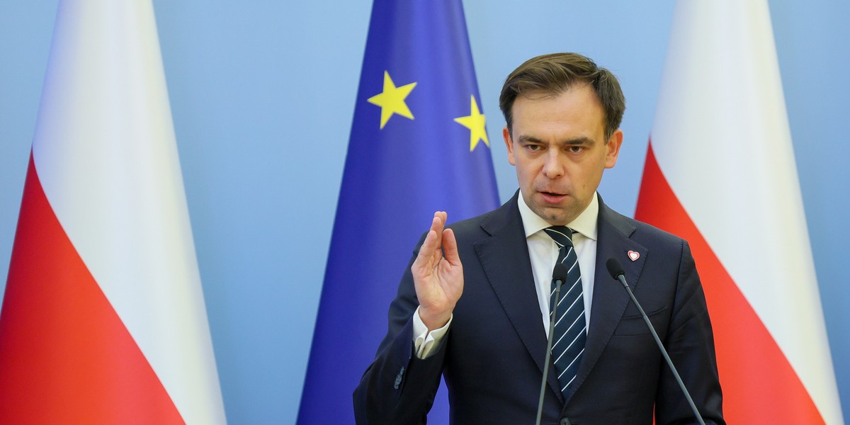 Rada Ministrów przyjęła wstępną wersję budżetu na 2026 rok – ogłosił na konferencji prasowej Andrzej Domański, minister finansów i gospodarki, dodając, że projekt zostanie jutro przedłożony Radzie Dialogu Społecznego. Zaznaczył również, że budżet będzie wdrażany „w bardzo specyficznym otoczeniu makroekonomicznym”. Minister Finansów i Gospodarki Andrzej Domański.