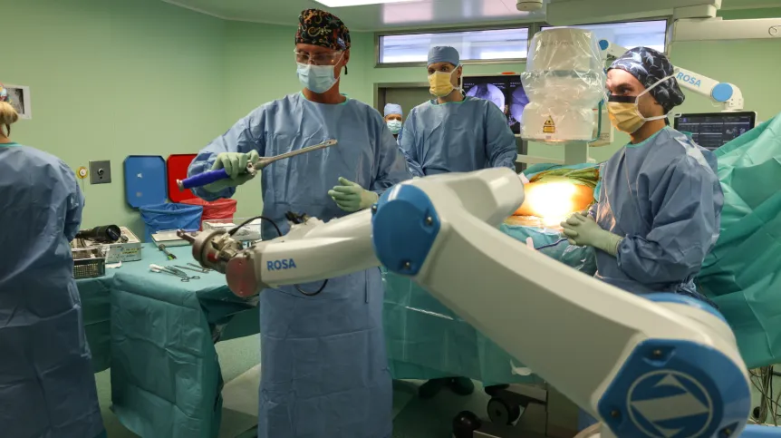 5 sierpnia 2025 r. Dr n. med. Paweł Skowronek podczas pierwszego zabiegu z użyciem nowego ramienia robota, 5 sierpnia w Szpitalu Bródnowskim w Warszawie. To pierwsze ramię robota do endoprotezoplastyki stawu biodrowego, które nie wymaga dodatkowej tomografii komputerowej (TK) ani wcześniejszych badań diagnostycznych. Cały zabieg wykonywany jest śródoperacyjnie, a ramię pozwala na optymalne umiejscowienie endoprotezy stawu biodrowego, minimalizując zwichnięcia, pooperacyjne różnice długości kończyn oraz optymalizując rozmiar implantu w oparciu o doświadczenie i umiejętności chirurgiczne chirurga. Wszystko to odbywa się z wykorzystaniem śródoperacyjnego sprzętu rentgenowskiego sprzężonego z robotem. (mr) PAP/Albert Zawada