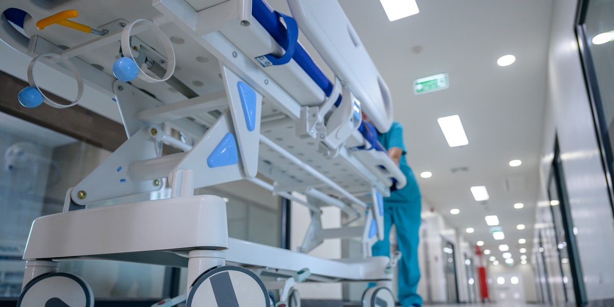 Łączne wydatki sektora publicznego i prywatnego na ochronę zdrowia wzrosły w ubiegłym roku o 47 mld zł, osiągając łączną kwotę 293,6 mld zł – wzrost o prawie 20% w porównaniu z rokiem poprzednim. Według GUS, wartość ta stanowi 8,1% wstępnego szacunku PKB na 2024 rok. Szpital
