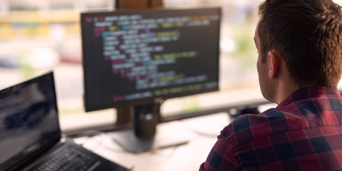 Rozważasz przyszłość w IT lub w branży nowoczesnych technologii? Znajomość języków programowania okazuje się niezbędna – te umiejętności stanowią cenny atut, wysoko ceniony przez rekruterów. W tym artykule przyjrzymy się językom programowania, które są obecnie najbardziej poszukiwane w branży technologicznej i jak mogą one otworzyć nowe możliwości w całym sektorze. 3 języki programowania, które musisz znać, aby odnieść sukces w branży IT - INFBusiness