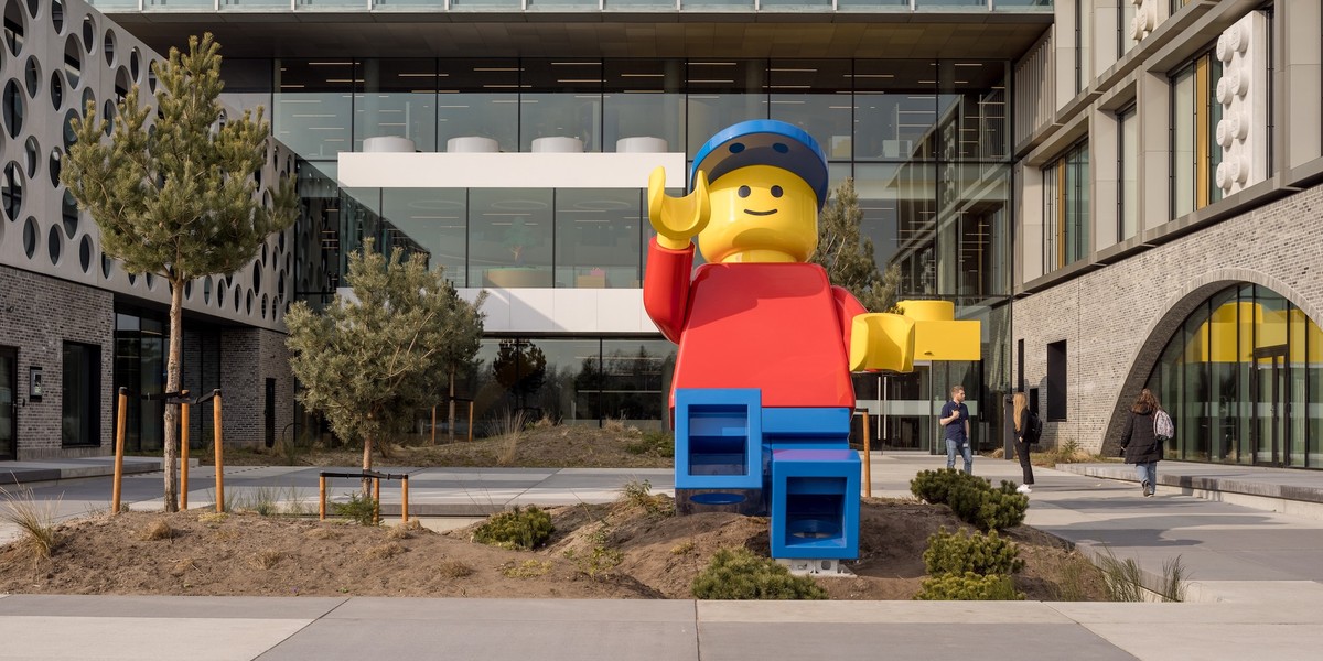 Grupa Lego opublikowała raport finansowy za pierwsze sześć miesięcy 2025 roku. Korporacja odnotowała 12-procentowy wzrost przychodów oraz 13-procentowy wzrost sprzedaży konsumenckiej. Siedziba Lego w Bilund