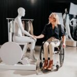 Primark wprowadza manekina poruszającego się na wózku inwalidzkim. Na zdjęciu prototyp i dziennikarz, który nadzorował jego powstanie.