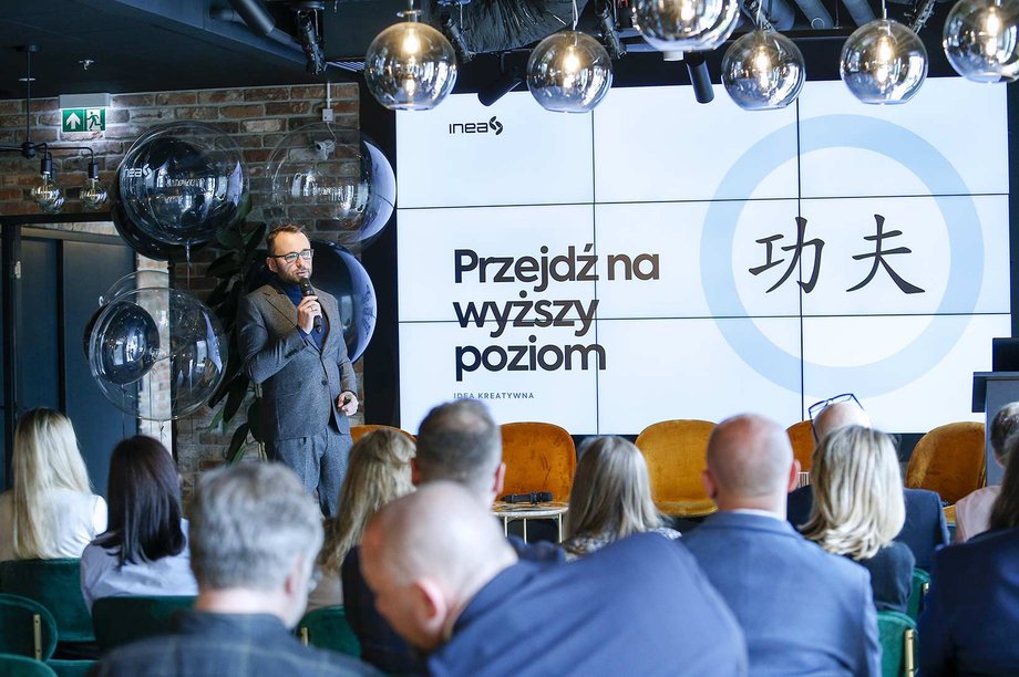 W czerwcu 2025 roku Komisja Europejska opublikowała raport „Polska 2025: Cyfrowa Dekada”, w którym oceniono postępy krajów UE w realizacji celów transformacji cyfrowej. Analiza pokazuje, że Polska nadal pozostaje w tyle za unijnymi standardami w wielu sektorach kluczowych dla budowy gospodarki opartej na wiedzy. Pomimo posiadania solidnych stacjonarnych sieci szerokopasmowych, przewyższających średnie regionalne, nadal istnieją luki w zakresie kompetencji cyfrowych, wdrażania najnowocześniejszych narzędzi przez MŚP oraz postępów we wdrażaniu sieci 5G. Polska pozostaje w tyle w Europie. Czy kompleksowa transformacja cyfrowa może odwrócić ten niekorzystny trend? - INFBusiness