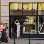 Ona jest Sunday Kraków. Nowy butik polskiej marki – adres, lokalizacja, limitowana kolekcja. Na zdjęciu witryna butiku.