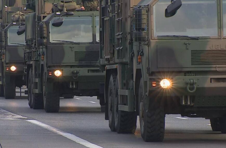 Kolumny wojskowe maszerują ulicami polskich miast. Dowództwo Generalne Rodzajów Sił Zbrojnych wydaje…