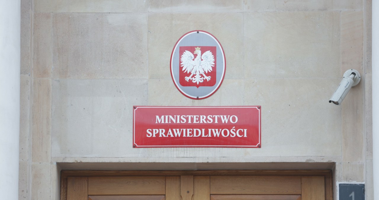 Agencja rządowa poszukuje wykwalifikowanych specjalistów. Potencjalne zarobki powyżej 10 000 zł. Na takie zarobki można liczyć w ministerstwie. Trwają rekrutacje /Tomasz Jastrzebowski /Reporter