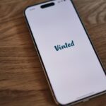 Wyniki finansowe Vinted za 2024 rok świadczą o ogromnym sukcesie platformy. Na zdjęciu widać smartfon z widocznym logo platformy Vinted.
