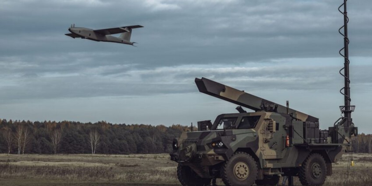 Na zdjęciu widoczny jest dron systemu rozpoznawczo-uderzeniowego Gladius firmy WB Electronics Group.