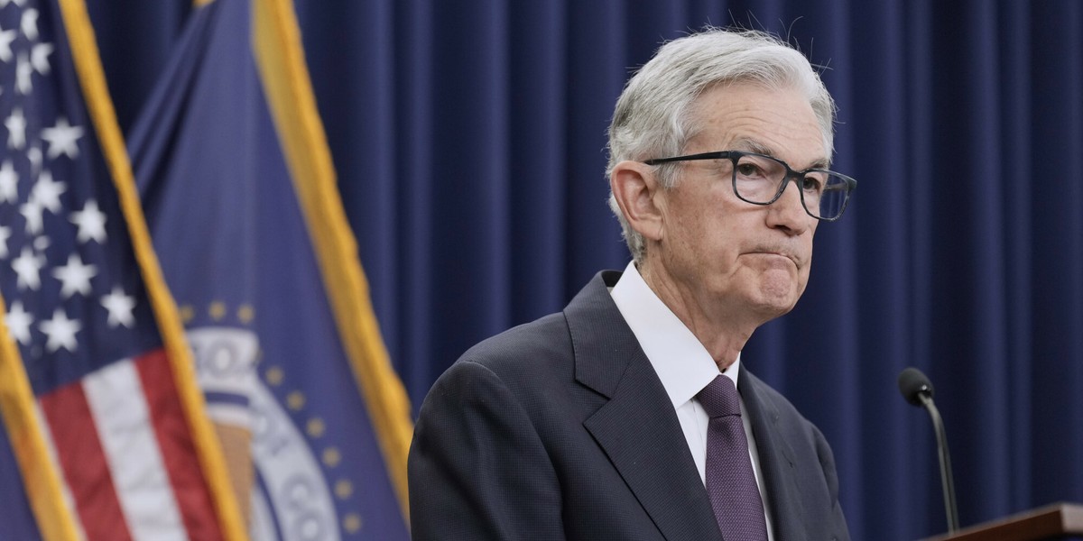 Prezes Rezerwy Federalnej Jerome Powell stwierdził, że „zmieniająca się niepewność gospodarcza” wzmacnia argumenty za obniżeniem stóp procentowych, ostrzegając jednocześnie przed narastającą słabością rynku pracy i presją inflacyjną związaną z polityką handlową Donalda Trumpa. Jerome Powell