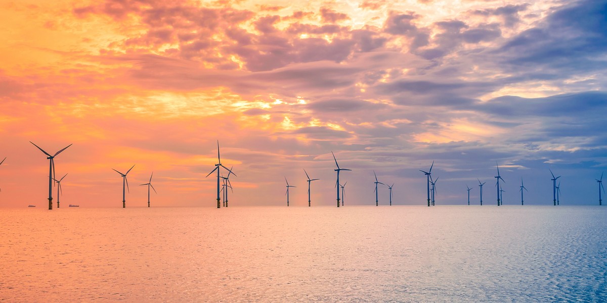 Według offshorewind.pl, ostatnie wydarzenia w międzynarodowym sektorze morskiej energetyki wiatrowej budzą obawy dotyczące inicjatyw na Bałtyku. Duńska firma Ørsted, kluczowy partner polskich projektów Baltica 2 i Baltica 3, zainicjowała akcję pozyskiwania kapitału. W rozmowie z redakcją, firma przypisała ten krok wyzwaniom na rynku morskiej energetyki wiatrowej w USA. Przedstawiciele firmy potwierdzają, że te manewry finansowe nie wpłyną na postępy projektu Baltica 2, podczas gdy Baltica 3 jest nadal w trakcie oceny efektywności. Morska farma wiatrowa. Zdjęcie poglądowe.