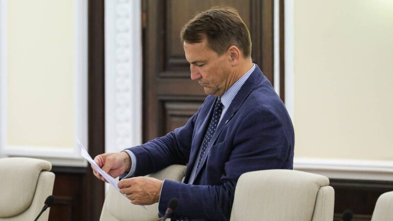 Radosław Sikorski ostro krytykuje skandal na meczu z Rakowem. Chce zakazu wyjazdów z Polski. - INFBusiness