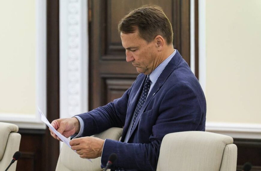 Radosław Sikorski ostro krytykuje skandal na meczu z Rakowem. Chce zakazu wyjazdów…