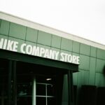 Zwolnienia w Nike. Zdjęcie zielonego budynku z białym