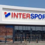 Intersport ze wsparciem właściciela 4F. Na zdjęciu sklep Intersport z dużym logo nad wejściem.