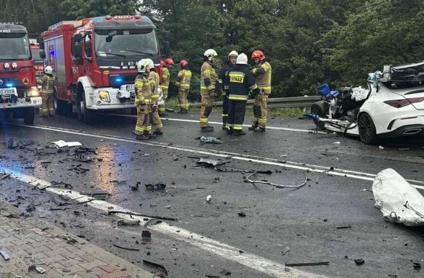 Z Mercedesa niewiele zostało. Poważny wypadek w Małopolsce.