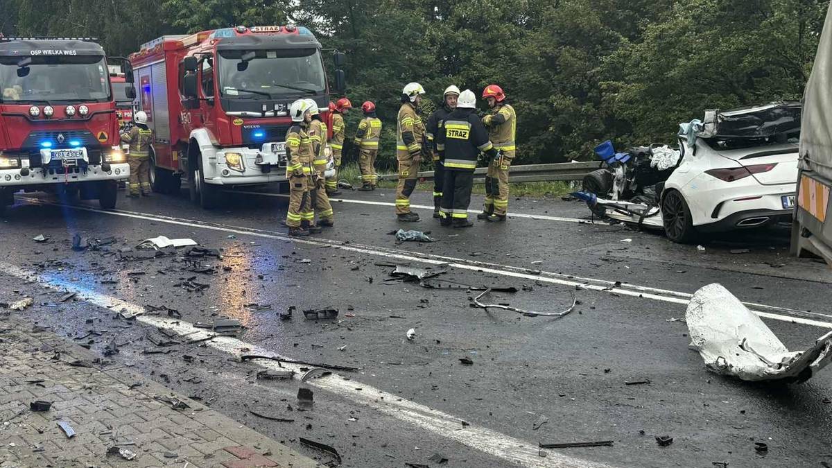 Biały Kościół. Zderzenie czołowe samochodu osobowego z ciężarówką. Z Mercedesa po poważnym wypadku w Małopolsce pozostało niewiele.