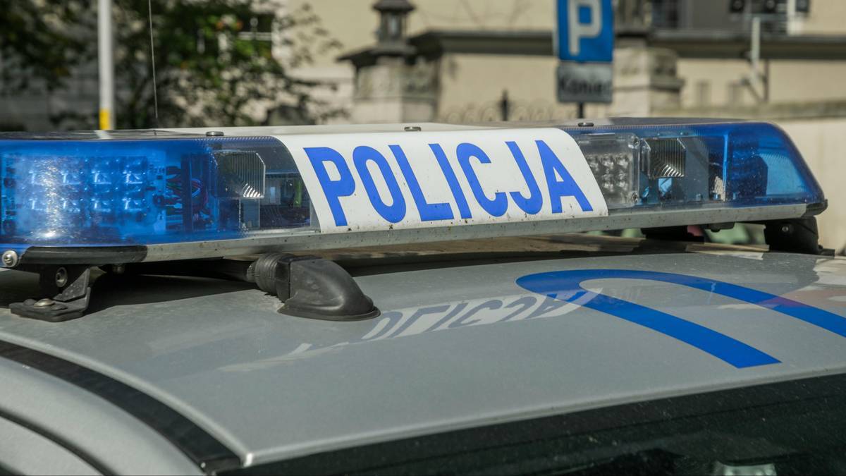 Według komunikatu małopolskiej policji, rybak odnalazł ciało mężczyzny, prawdopodobnie powiązane z próbą zabójstwa taksówkarza w Krakowie 22 sierpnia. Funkcjonariusze prowadzili szeroko zakrojone poszukiwania od godziny 17:00 tego popołudnia, wyjaśniono w oświadczeniu. Rybak znalazł ciało mężczyzny. Władze: Podejrzany o popełnienie przestępstwa w niedawnej sprawie.