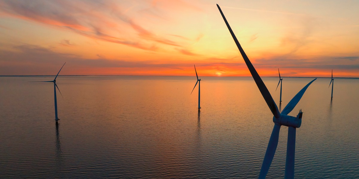 Szkockie władze zatwierdziły budowę farmy wiatrowej Berwick Bank, która ma stać się największą inwestycją w energię odnawialną na świecie. Choć decyzja ta stanowi potencjalny kamień milowy w brytyjskiej transformacji energetycznej, wywołała ona debatę. W obliczu sprzeciwu byłego prezydenta USA Donalda Trumpa i organizacji zajmujących się ochroną środowiska, projekt pozostaje przedmiotem gorących sporów. Farma wiatrowa na morzu | zdjęcie poglądowe