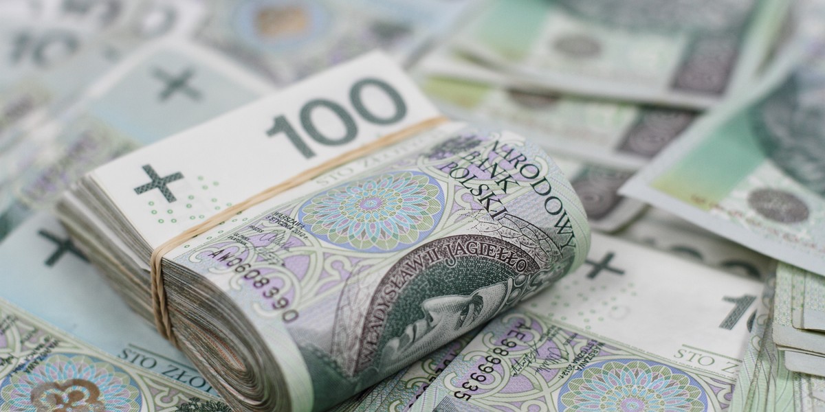 Ministerstwo Finansów potwierdziło, że obecnie nie podejmuje żadnych inicjatyw mających na celu modyfikację planu fiskalnego na rok 2025. Deklaracja ta została złożona pomimo faktu, że wpływy z budżetu w ciągu pierwszych siedmiu miesięcy spadły znacznie poniżej prognoz i wyniosły zaledwie 49,6% rocznego celu. Raporty Ministerstwa Finansów wskazują, że dochody budżetu państwa do lipca 2025 r. wyniosły 313,8 mld zł