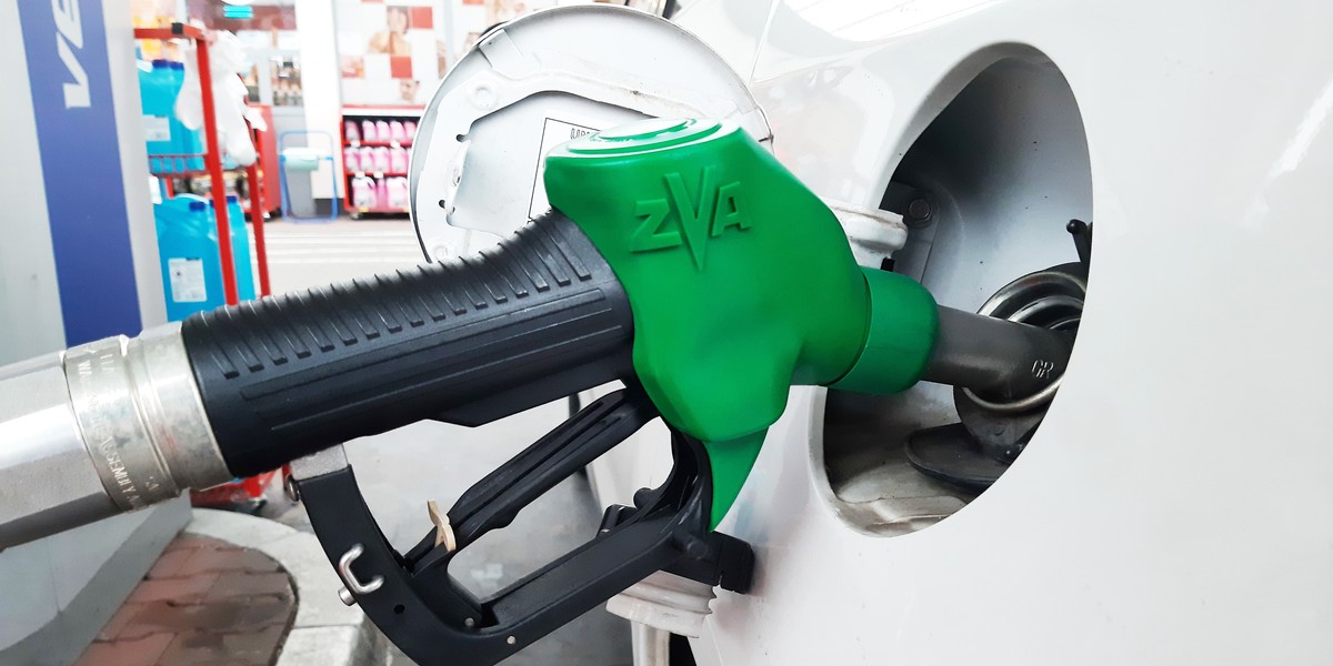 Stabilność cen paliw na polskich stacjach benzynowych może wkrótce stanąć pod znakiem zapytania. Analitycy z e-petrol.pl ostrzegają, że rosnące ceny hurtowe i konflikty na świecie mogą wkrótce odbić się na budżetach kierowców. Analitycy e-petrol.pl przewidują nieuchronność podwyżek cen paliw.