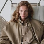 Phoebe Philo Vitkac – kultowa projektantka Celine – jest już dostępna w Polsce. Modelka, ubrana w beżową koszulę i oversize'ową kurtkę w podobnym odcieniu, siedzi w nowoczesnym fotelu z jasnym, plecionym oparciem; minimalistyczna, surowa estetyka charakterystyczna dla projektów Phoebe Philo.