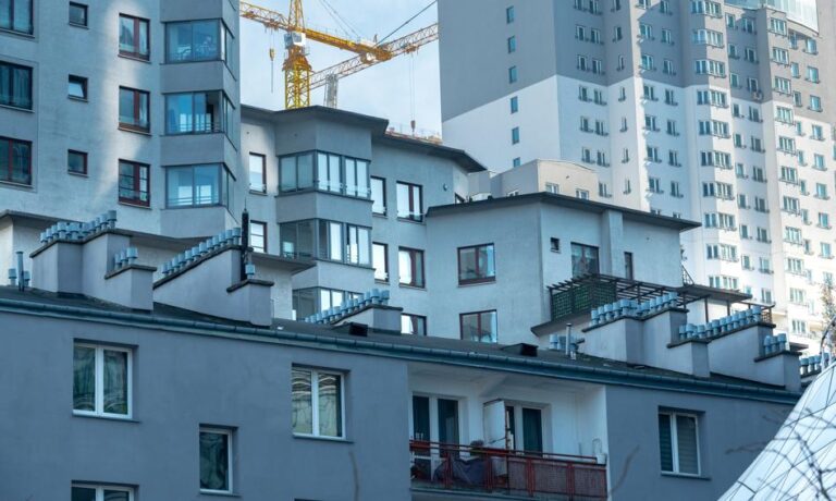 Mieszkania stają się tańsze. „Podaż jest ogromna, a sprzedający nie chcą czekać”. - INFBusiness