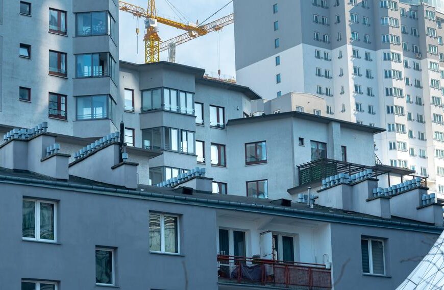 Mieszkania stają się tańsze. „Podaż jest ogromna, a sprzedający nie chcą czekać”.