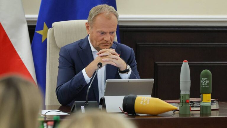 Czy Donald Tusk powinien ustąpić? Polacy oceniają w nowym sondażu - INFBusiness