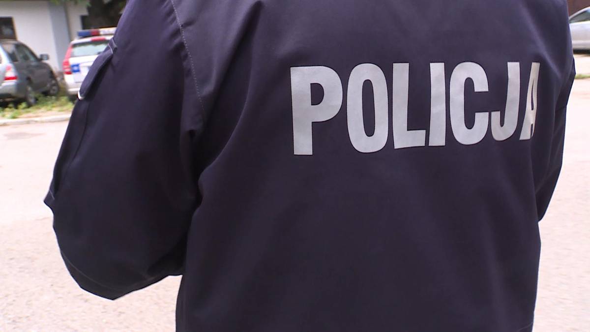 Wrogi osobnik zaatakował funkcjonariuszy z komisariatu w Jędrzejowie. Podczas konfrontacji funkcjonariusze użyli broni. Ranny 36-latek został przewieziony do placówki medycznej. Napaść na funkcjonariusza policji. Policja użyła broni palnej w kierunku napastnika.