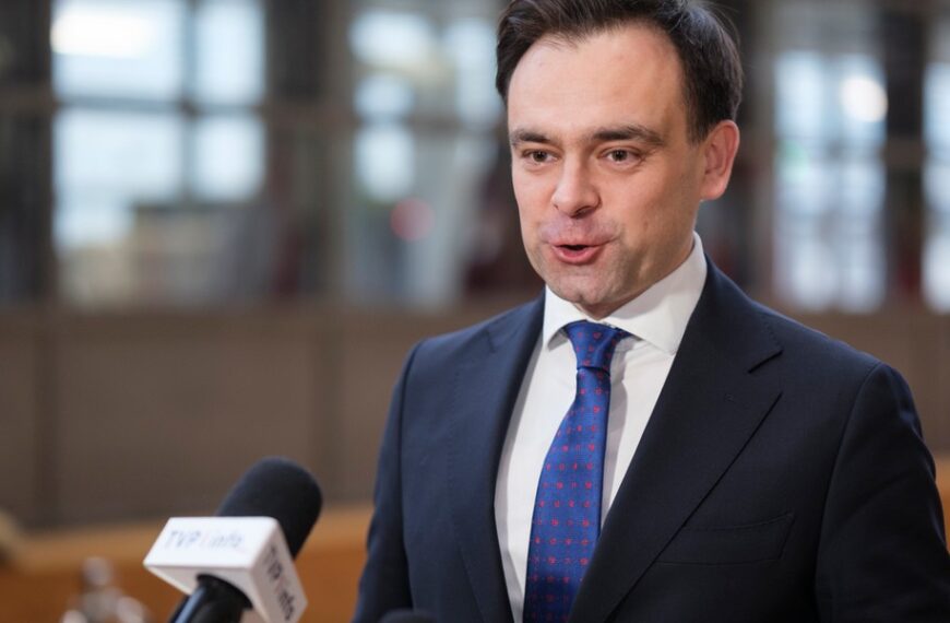 „Optymizm rośnie. Przyspieszamy” – komentuje dane minister finansów i gospodarki.