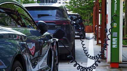 Po polskich drogach jeździ już 100 000 samochodów elektrycznych. Coraz więcej z nich jeździ na wodorze.