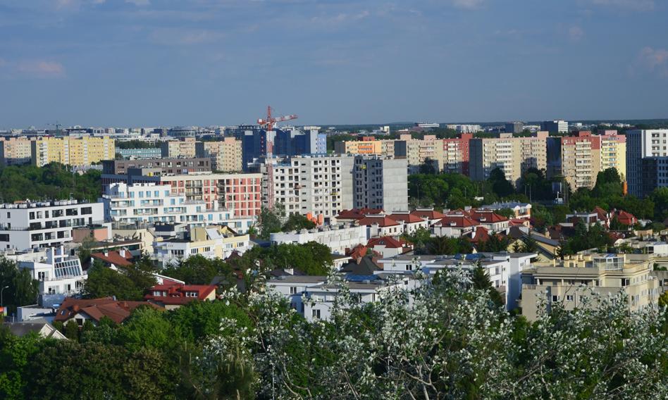W ciągu ostatnich pięciu lat najwyższa stawka podatku od nieruchomości dla właścicieli domów wzrosła o ponad 50 procent. Chociaż konkretne stawki dla samorządów na 2026 rok zostaną potwierdzone jesienią tego roku, większość największych ośrodków miejskich w Polsce już od jakiegoś czasu stosuje maksymalne dopuszczalne stawki. Ponad 50 procent więcej w ciągu pięciu lat. Oto jak samorządy zwiększają obciążenia podatkowe od nieruchomości.