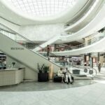 Sklepy w Corpus Christi 2025 – co jest otwarte? Zdjęcie przedstawia korytarz centrum handlowego i duże schody ruchome.