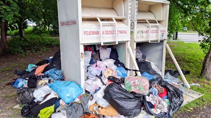 Kosze na śmieci są przepełnione, firmy zamykają się. Zużyte ubrania lądują w kominku lub w lesie.