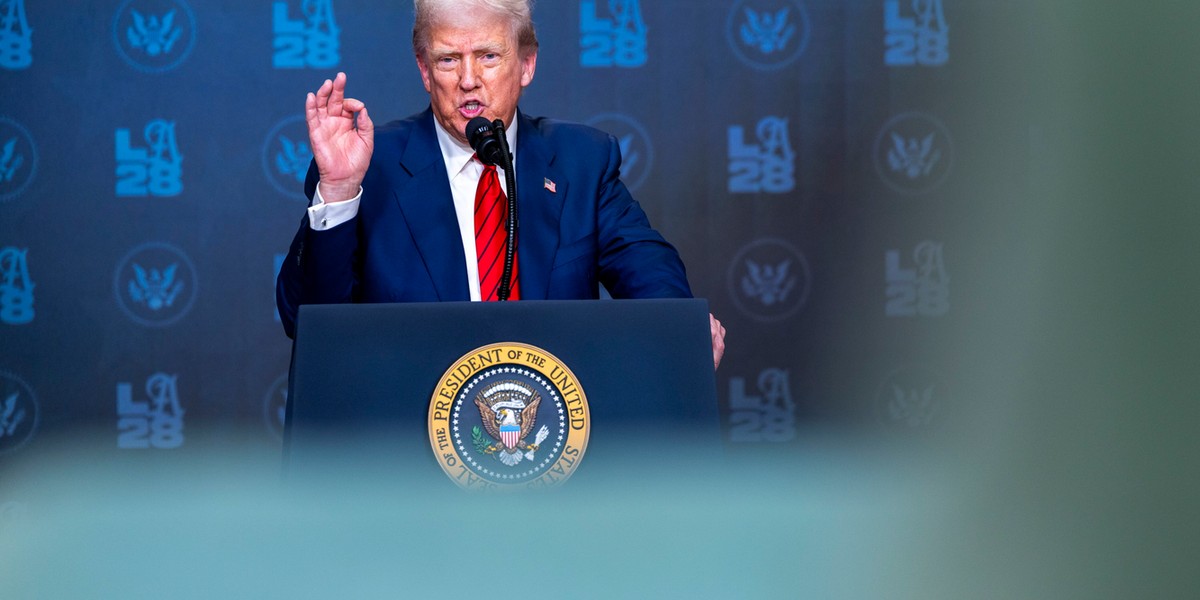 Prezydent Donald Trump wprowadził dodatkowe cło w wysokości 25% na import z Indii, tłumacząc to faktem nabycia przez Indie rosyjskiej ropy naftowej. Tego samego dnia indyjskie Ministerstwo Spraw Zagranicznych potępiło cła jako „dyskryminujące, bezpodstawne i nieuzasadnione”. Prezydent USA Donald Trump.