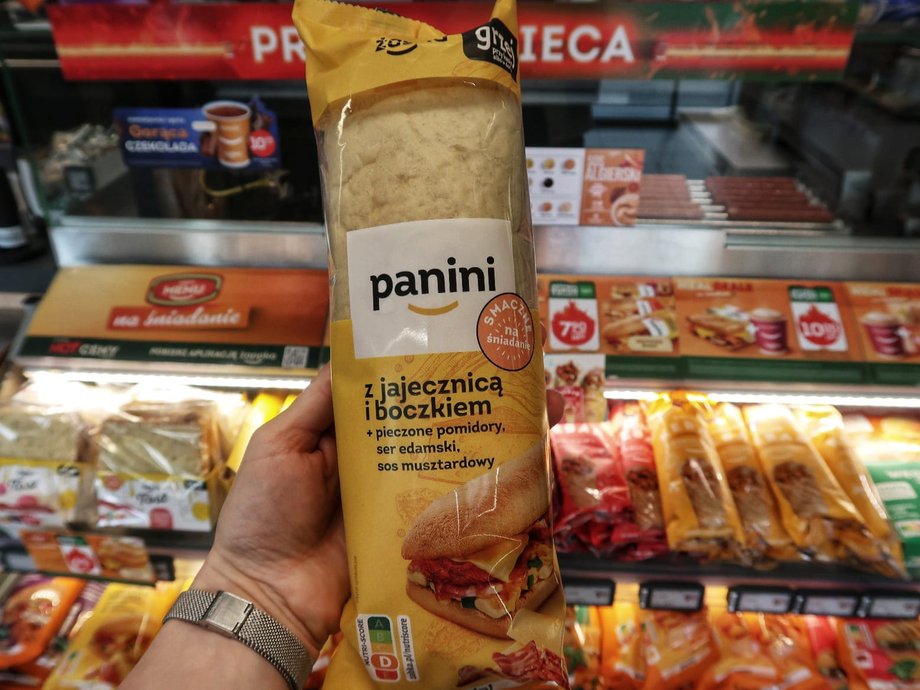 Sieć sklepów Żabka wprowadziła do oferty ciepłe śniadania. Według oficjalnych oświadczeń, w ciągu pierwszych 30 dni odnotowano ponad milion zakupów. Oferta śniadaniowa w Żabce