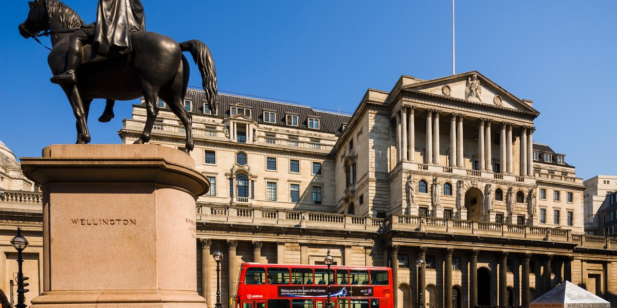 Bank Anglii (BoE) wznowił swój standardowy kwartalny cykl obniżek stóp procentowych. Podczas sierpniowej sesji koszty kredytów spadły o 0,25 punktu procentowego do 4%, osiągając najniższy poziom od ponad dwóch lat. Pomimo tej obniżki, brytyjska waluta umocniła się. Bank Anglii