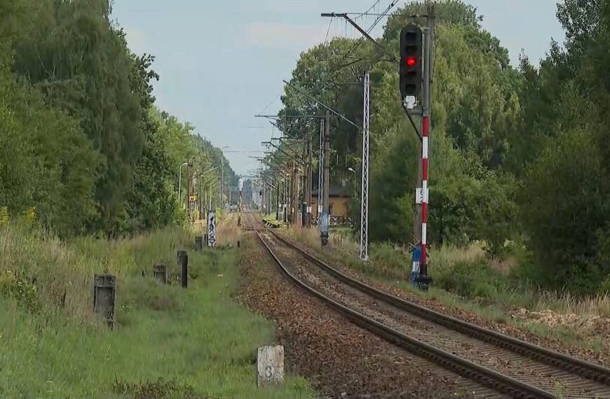 Samochód zderzył się z pociągiem. Wszyscy pasażerowie zginęli.