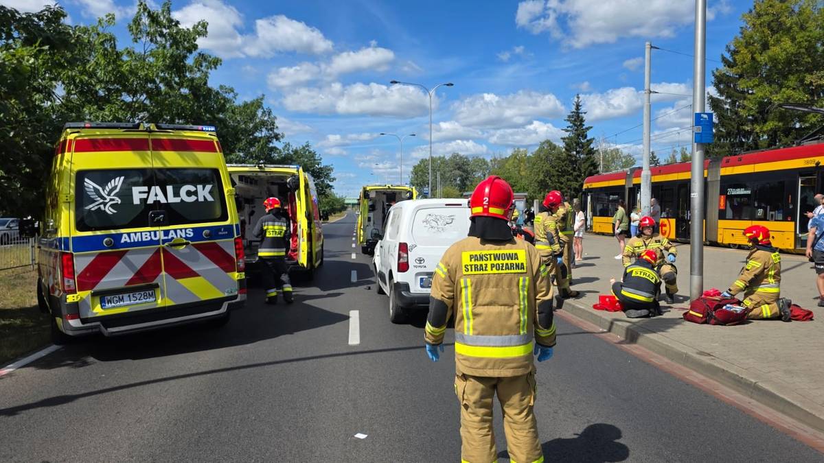 Samochód zderzył się z pieszym. Śmiertelny wypadek w Warszawie.